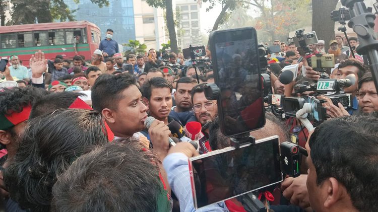 হাসনাতের আশ্বাসে সড়ক ছাড়বেন না চাকরিচ্যুত বিডিআরের সদস্যরা